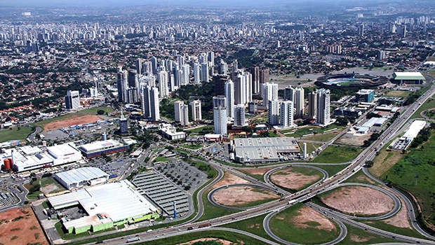 Vista aérea da Marginal Botafogo: prédios dominam o cenário urbano. Crescimento desordenado da cidade é um desafio presente
