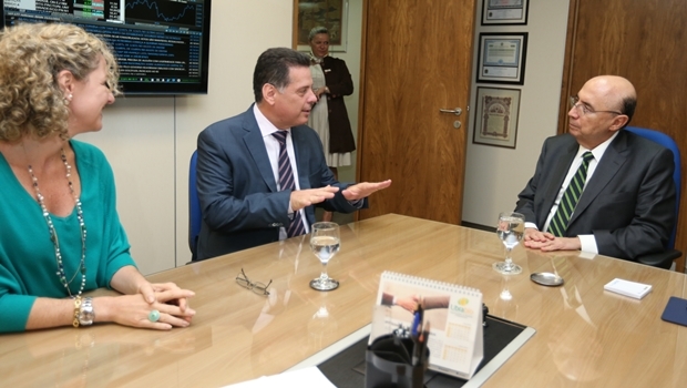 Secretária Ana Carla Abrão, o governador Marconi Perillo e ministro Henrique Meirelles