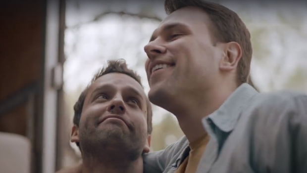 Colgate lança seu primeiro comercial com casal gay. Assista - Jornal Opção