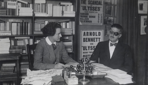 James Joyce e Sylvia Beach, na livraria Shakespeare and Company, em 1922 | Foto: Reprodução