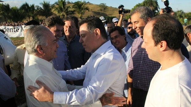 O presidente interino Michel Temer (PMDB) e o governador Marconi Perillo (PSDB) trocaram elogios durante a festa de aniversário do senador Wilder Morais (PP) | Foto: Gabinete de Imprensa