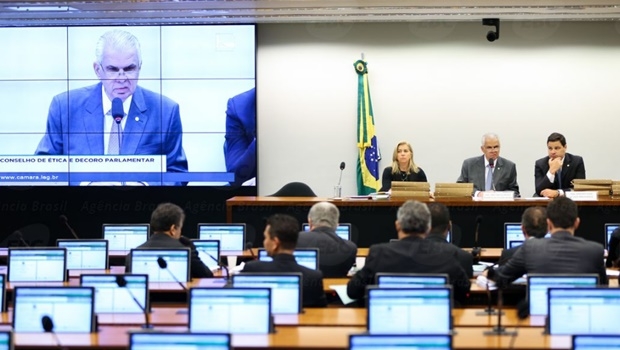 Depois de quase cinco horas de debates, o colegiado adiou para quarta-feira a decisão sobre o pedido de cassação do mandato do presidente afastado da Câmara dos Deputados Eduardo Cunha Marcelo Camargo/Agência Brasil
