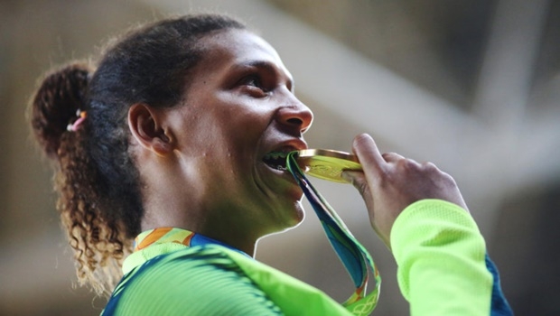 Muito emocionada, Rafaela levou o ouro pra casa depois de ter sido eliminada em Londres | Foto: Roberto Castro/ Brasil2016