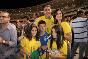William Bonner e Fátima com os três filhos: unida no futebol, na vida