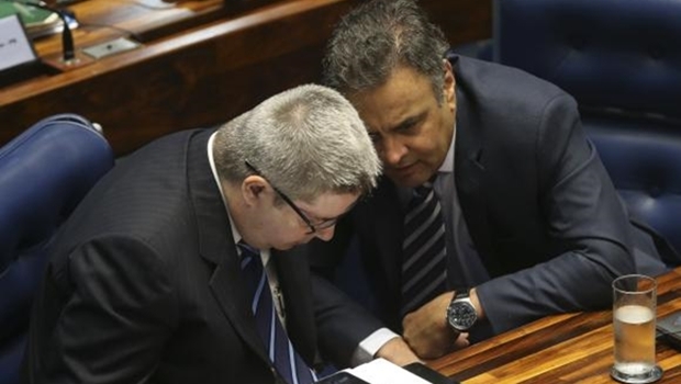s senadores Antonio Anastasia e Aécio Neves conversam durante sessão que decide se a presidenta Dilma irá a julgamento final no processo de impeachment | Foto: Antonio Cruz/Agência Brasil