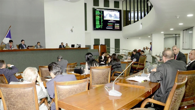 Em sessão noturna na Assembleia Legislativa, deputados estaduais anulam o concurso proposto pela mesa diretora