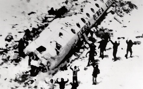 Os sobreviventes do acidente dos Andes, em 1972, acenam para seus salvadores
