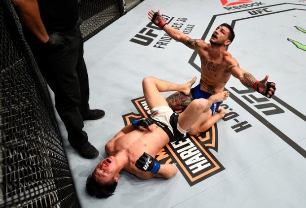 Doo Ho Choi (deitado), sul-coreano, e Cub Swanson (sentado): dois guerreiros que não deixaram os aficionados de lutas de MMA dormirem