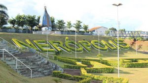 Nerópolis é uma cidade diferente, pois tem vida própria e gera emprego, tem diversas empresas e indústrias; é voltada para o ramo alimentício”