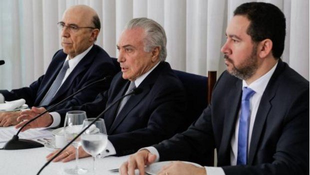 Presidente acompanhado dos ministros Henrique Meirelles, da Fazenda, e Dyogo Oliveira, do Planejamento, recebe jornalistas durante café da manhã no Palácio da Alvorada | Foto: Marcos Corrêa/PR
