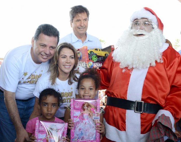 Maguito, Marconi e a primeira dama do Estado, Valéria Perillo, entregam presentes as crianças de Aparecida de Goiânia | Foto: Divulgação