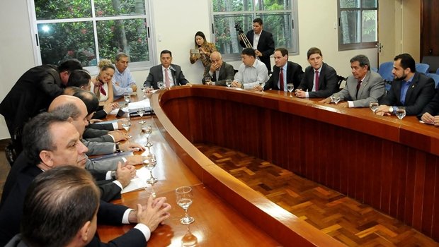 Governador Marconi Perillo com sua equipe e base aliada: mais aperto no cinto para combater a crise | Foto: Lailson Damasio/Gabinete de Imprensa