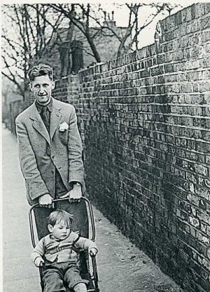 George Orwell com seu filho adotivo, Richard Blair, influenciou toda uma geração de escritores, como David Lodge, Ray Bradbury, Anthony Burgess (“Laranja Mecânica” deriva da literatura orwelliana), Tom Stoppard , Tom Wolfe, Norman Mailer e Paul Theroux