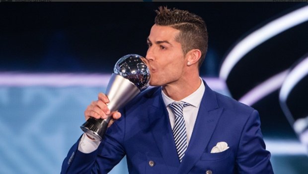 Cristiano Ronaldo é o melhor do mundo pela quarta vez