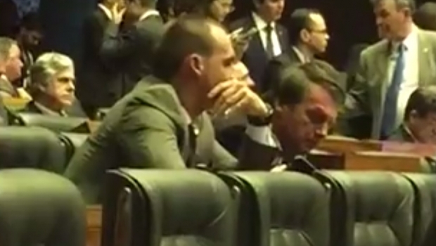 Bolsonaro dorme durante votação no plenário da Câmara 