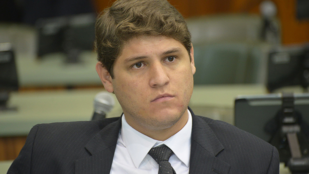 "Estão priorizando conchaves", diz Lucas Calil sobre fim do orçamento impositivo