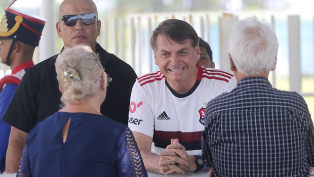 Bolsonaro tem festinha de aniversário no Palácio com familiares