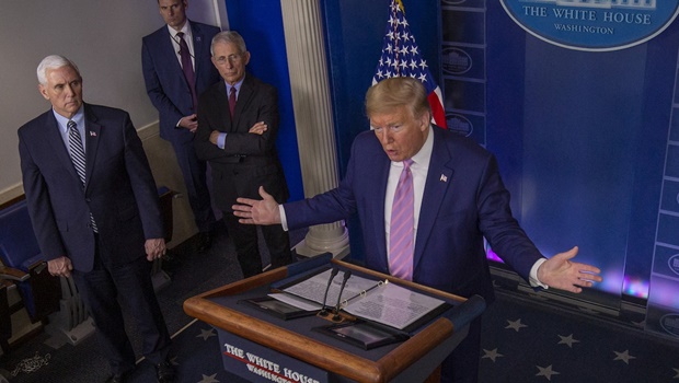 Tanto o presidente Donad Trump quanto o presidente Jair Bolsonaro chamaram o vírus do Covid-19 de “vírus chinês”, apontando a China como responsável pela crise mundial