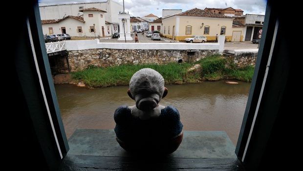 Da janela da Casa de Cora Coralina, visitantes veem o Rio Vermelho que corta a cidade de Goiás (Marcello Casal Jr/Agência Brasil)