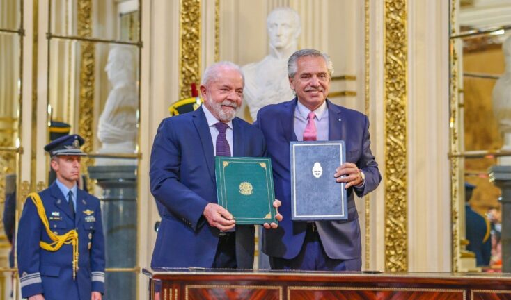 Lula da Silva junto com o presidente argentino, Alberto Fernández: desenvolvimento de uma moeda regional para uso comercial | Foto: rede social