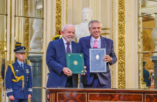 Lula da Silva junto com o presidente argentino, Alberto Fernández: desenvolvimento de uma moeda regional para uso comercial | Foto: rede social