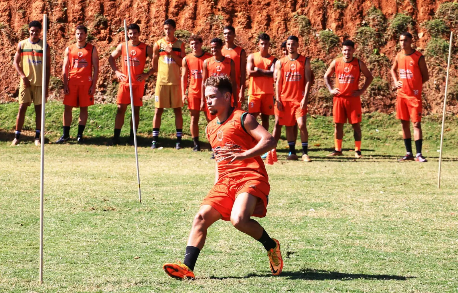 Dois jogadores do Goiânia Saints se destacam em evento de futebol