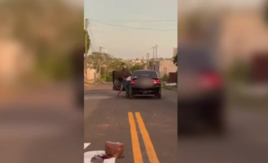 Vítima é agredida e arrasta à força para carro | Foto: reprodução/vídeo