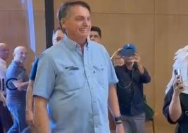 Em meio a escândalo das joias, Bolsonaro vai ao dentista em Goiânia