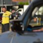Agentes da SMM orientam motorista em mudança no trânsito | Foto: divulgação/SMM