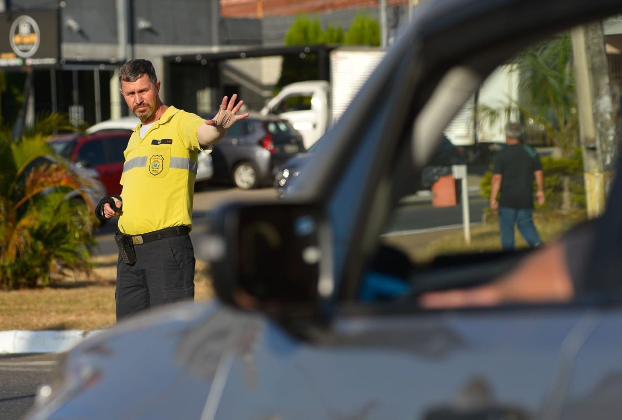 Agentes da SMM orientam motorista em mudança no trânsito | Foto: divulgação/SMM