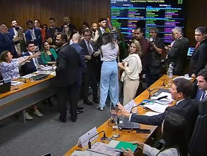 A Voz do Brasil - 17/10/23: Relatório da CPMI do 8 de Janeiro pede  indiciamento de Bolsonaro 