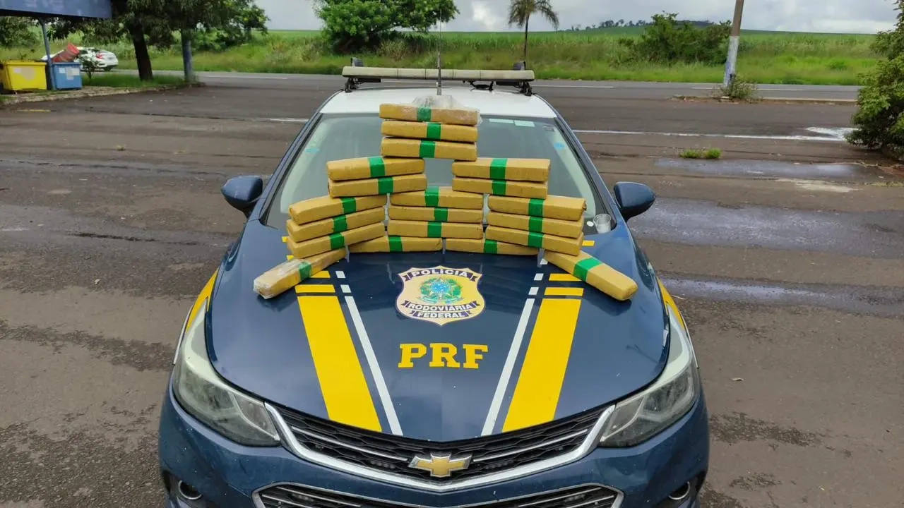 PRF flagra passageiro com 20 tabletes de droga a caminho de Goiânia