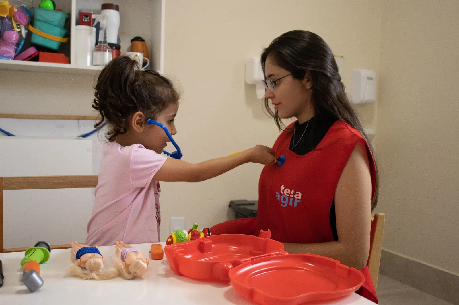 Atendimento terapêutico gratuito transforma vidas de crianças com autismo em Goiás