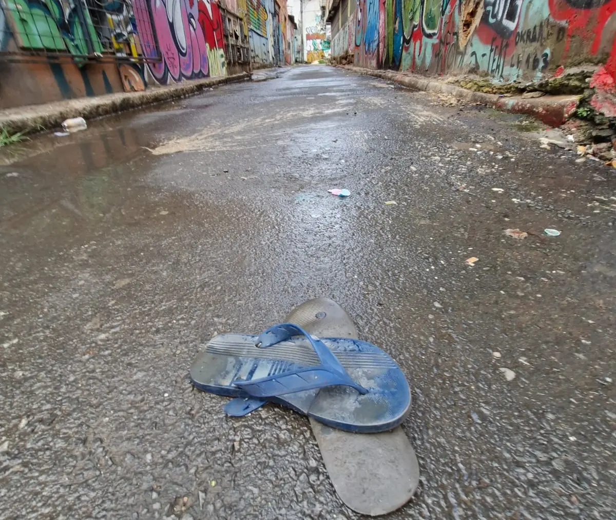 Marcio Fernandes legenda um par de chinelo velho em busca de pé cansado ok1