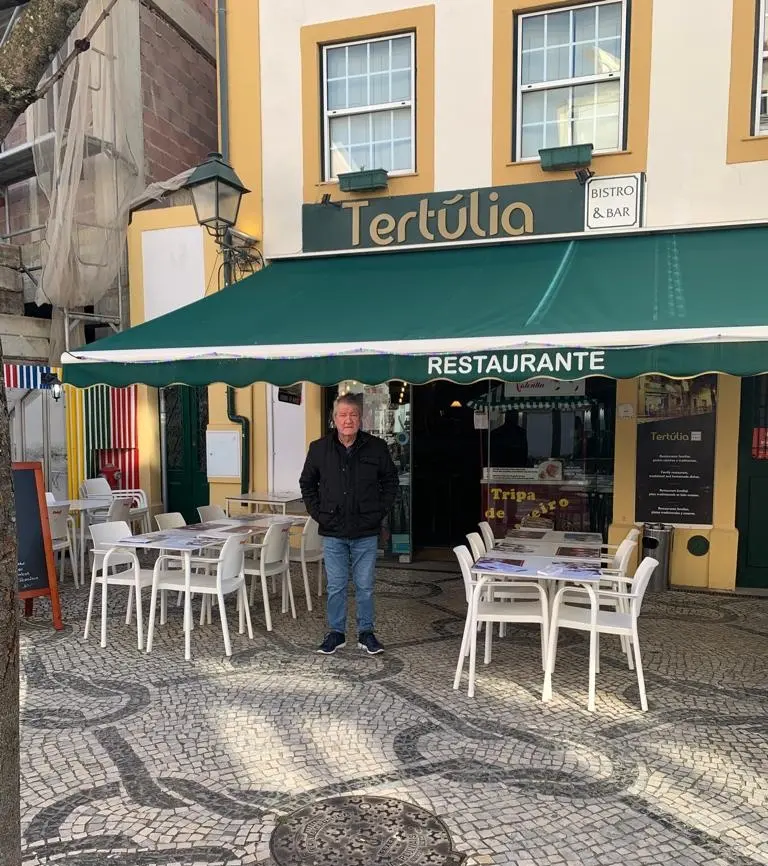 Silvio Tavares na porta do Restaurante Tertúlia 444