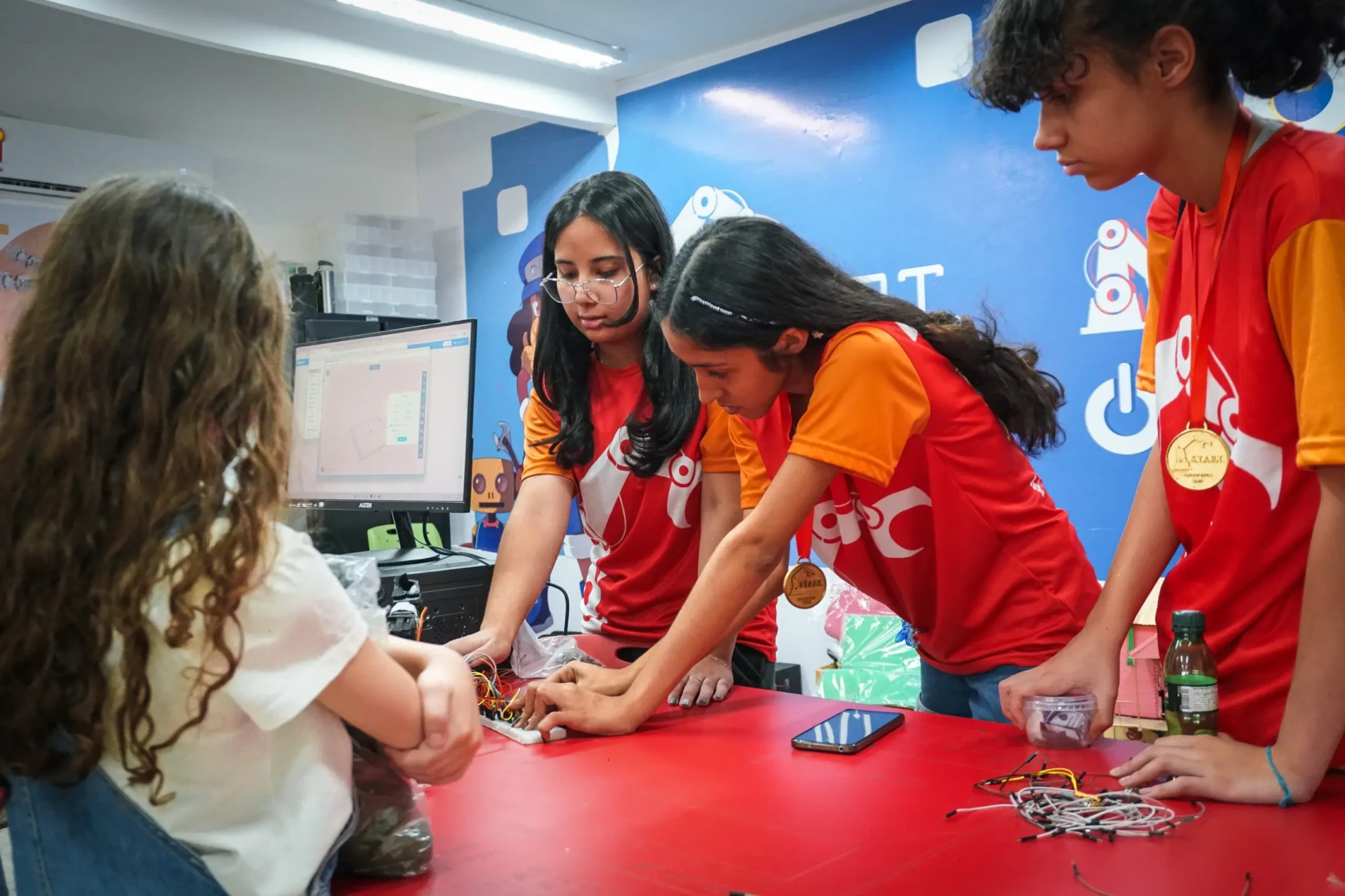 Goiás oferece 900 vagas gratuitas em cursos de robótica e programação